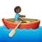 नाव चला रहा व्यक्ति: मध्यम-गहरे रंग की त्वचा iPhone पर इमोजी (iOS 9.3)