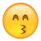 Kyssande ansikte med leende ögon emoji på iPhone (iOS 9.1)