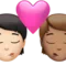 Ciuman: Orang, Orang, Warna Kulit Terang, Warna Kulit Sedang emoji di iPhone (iOS 14.5)