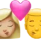 Ciuman - Wanita: Warna Kulit Sedang-Terang, Pria: Tanpa Warna Kulit emoji di iPhone (iOS 14.5)