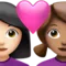 心形情侣：女性，女性，浅肤色，中等肤色 iPhone 上的表情符号 (iOS 16.4)