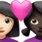 心形情侣：女性，女性，浅肤色，深肤色 iPhone 上的表情符号 (iOS 16.4)