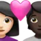 Kalpli Çift: Kadın, Kişi, Açık Tenli, Koyu Tenli iPhone üzerinde emoji (iOS 17.4)