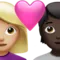 ハートを持ったカップル：女性、人物、やや明るい肌の色、暗い肌の色 iPhoneの絵文字