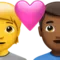 ハートのカップル：人物、男性、肌の色なし、やや濃い肌の色 iPhoneの絵文字