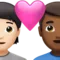 心形情侣：人物，男性，浅肤色，中深肤色 iPhone 上的表情符号 (iOS 14.6)