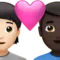 Kalpli Çift: Kişi, Erkek, Açık Tenli, Koyu Tenli iPhone üzerinde emoji (iOS 17.4)