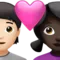 ハートのカップル：人物、女性、明るい肌の色、暗い肌の色 iPhoneの絵文字