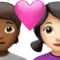 ハートを持つカップル：人物、女性、中程度の濃い肌の色、明るい肌の色 iPhoneの絵文字