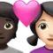 ハートのカップル：人物、女性、暗い肌の色、明るい肌の色 iPhoneの絵文字