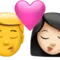 キス - 男性：肌色なし、女性：肌色明るい iPhoneの絵文字