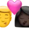 Kyss - Man: Ingen hudton, Kvinna: Mörk hudton emoji på iPhone (iOS 16.4)