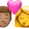 נשיקה - גבר: גוון עור בינוני, אישה: ללא גוון עור אימוג׳י ב-iPhone (iOS 14.6)
