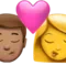 Öpücük - Erkek: Orta Ten Tonu, Kadın: Ten Tonu Belirtilmemiş iPhone üzerinde emoji (iOS 17.4)