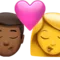 Kyss - Man: Mellanmörk hudton, Kvinna: Ingen hudton emoji på iPhone (iOS 16.4)