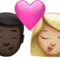Kyss - Man: Mörk hudton, Kvinna: Mellanljus hudton emoji på iPhone (iOS 16.4)