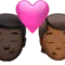 Öpücük: Erkek, Kişi, Koyu Ten Tonu, Orta-Koyu Ten Tonu iPhone üzerinde emoji (iOS 17.4)