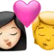 Öpücük: Kadın, Kişi, Açık Tenli, Tensiz iPhone üzerinde emoji (iOS 17.4)