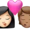 Sărut: Femeie, Persoană, Ten Deschis, Ten Mediu emoji pe iPhone (iOS 15.4)