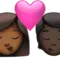 キス：女性、人物、中程度の濃い肌の色、濃い肌の色 iPhoneの絵文字
