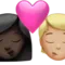 キス：女性、人物、暗い肌の色、やや明るい肌の色 iPhoneの絵文字