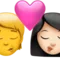 Kyss: Person, Kvinna, Ingen hudton, Ljus hudton emoji på iPhone (iOS 16.4)