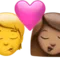Öpücük: Kişi, Kadın, Ten Rengi Belirtilmemiş, Orta Ten Rengi iPhone üzerinde emoji (iOS 17.4)