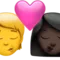 Kyss: Person, Kvinna, Ingen hudton, Mörk hudton emoji på iPhone (iOS 16.4)