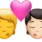 Sărut: Persoană, Persoană, Fără ten, Ten deschis emoji pe iPhone (iOS 15.4)