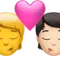 Öpücük: Kişi, Kişi, Ten Rengi Yok, Açık Ten Rengi iPhone üzerinde emoji (iOS 17.4)