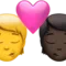 Kyss: Person, Person, Ingen hudton, Mörk hudton emoji på iPhone (iOS 16.4)