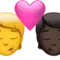 Öpücük: Kişi, Kişi, Ten Rengi Yok, Koyu Ten Rengi iPhone üzerinde emoji (iOS 17.4)