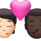 Öpücük: Kişi, Erkek, Açık Tenli, Koyu Tenli iPhone üzerinde emoji (iOS 17.4)