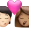 Öpücük: Kişi, Kadın, Açık Tenli, Orta Tenli iPhone üzerinde emoji (iOS 17.4)