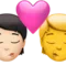 Öpücük: Kişi, Kişi, Açık Tenli, Tensiz iPhone üzerinde emoji (iOS 17.4)