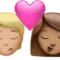 Öpücük: Kişi, Kadın, Açık Ten Tonu, Orta Ten Tonu iPhone üzerinde emoji (iOS 17.4)