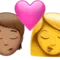 Sărut: Persoană, Femeie, Ten mediu, Fără ten emoji pe iPhone (iOS 15.4)