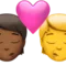 Sărut: Persoană, Persoană, Ten mediu-închis, Fără ten emoji pe iPhone (iOS 15.4)