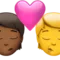 Öpücük: Kişi, Kişi, Orta-Koyu Ten Tonu, Ten Tonu Yok iPhone üzerinde emoji (iOS 17.4)