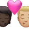 Öpücük: Kişi, Erkek, Koyu Ten Tonu, Orta-Açık Ten Tonu iPhone üzerinde emoji (iOS 17.4)