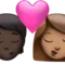 キス: 人物、女性、濃い肌色、中程度の肌色 iPhoneの絵文字