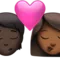 キス：人物、女性、濃い肌の色、やや濃い肌の色 iPhoneの絵文字
