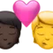 Kyss: Person, Person, Mörk hudton, Ingen hudton emoji på iPhone (iOS 16.4)
