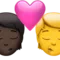 Öpücük: Kişi, Kişi, Koyu Tenli, Tensiz iPhone üzerinde emoji (iOS 17.4)