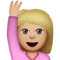 举手者：中等偏浅肤色 iPhone 上的表情符号 (iOS 8.3)